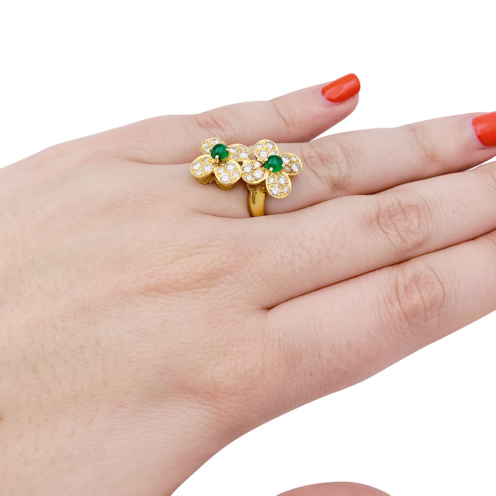 Bague Van Cleef & Arpels, "Fleurette", en or jaune, diamants et émeraudes. 7