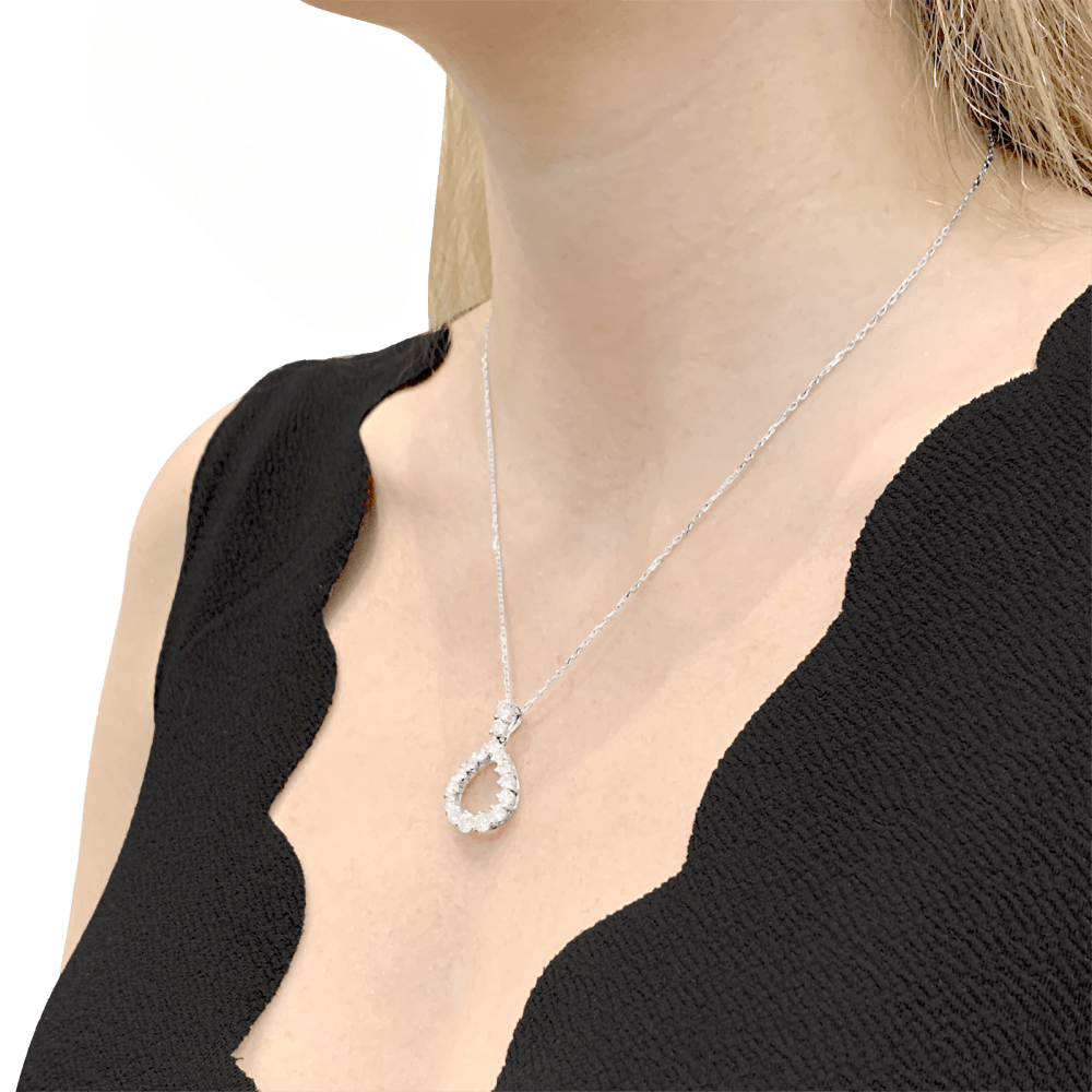 Collier or blanc et diamants.  5