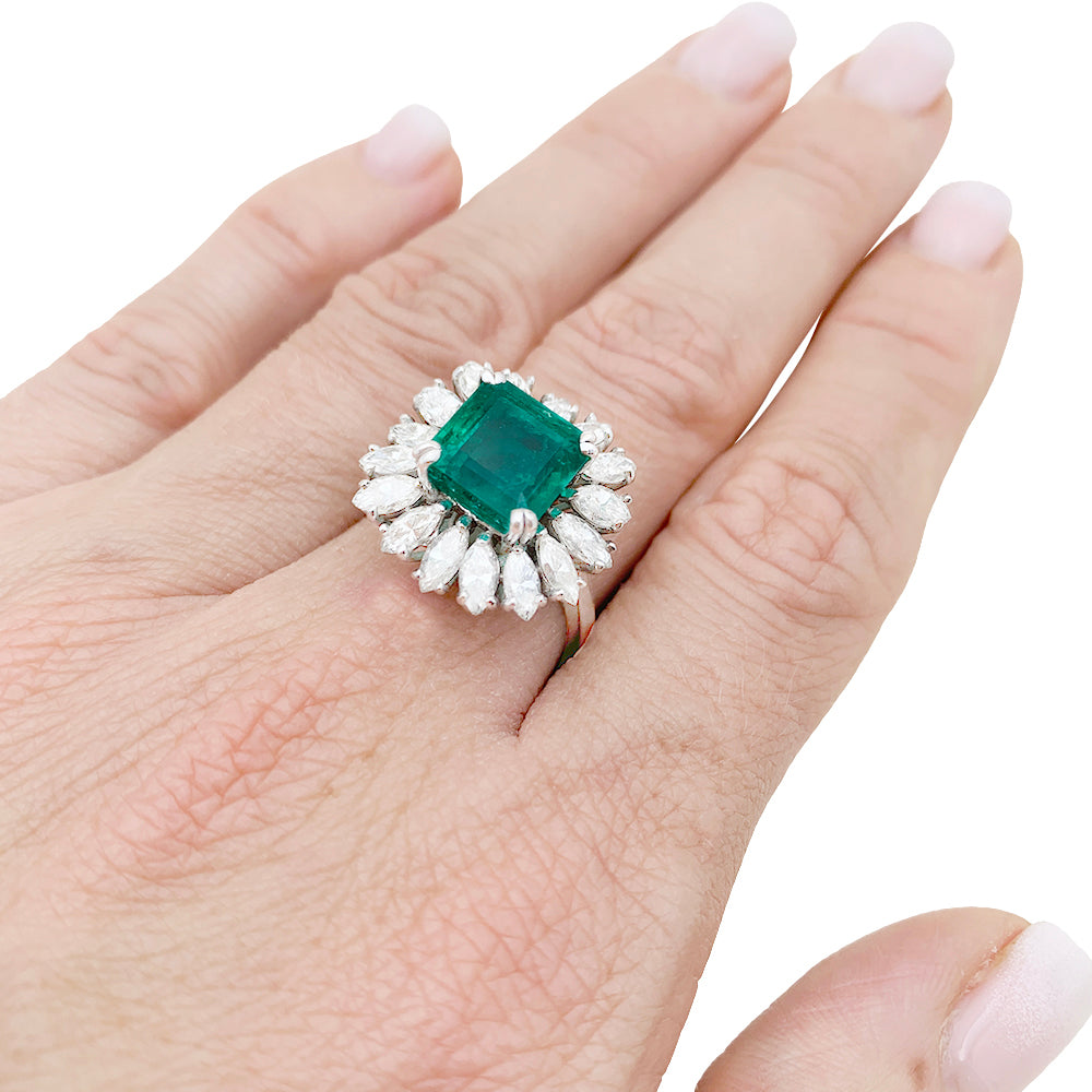 Bague or blanc, diamants, émeraude. 2