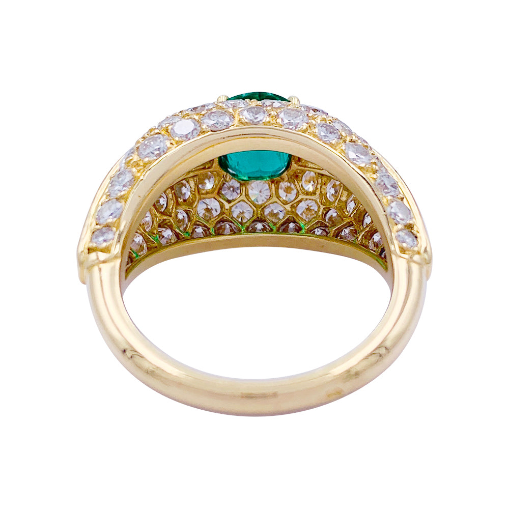 Bague or jaune, émeraude coussin et pavage diamants. 5