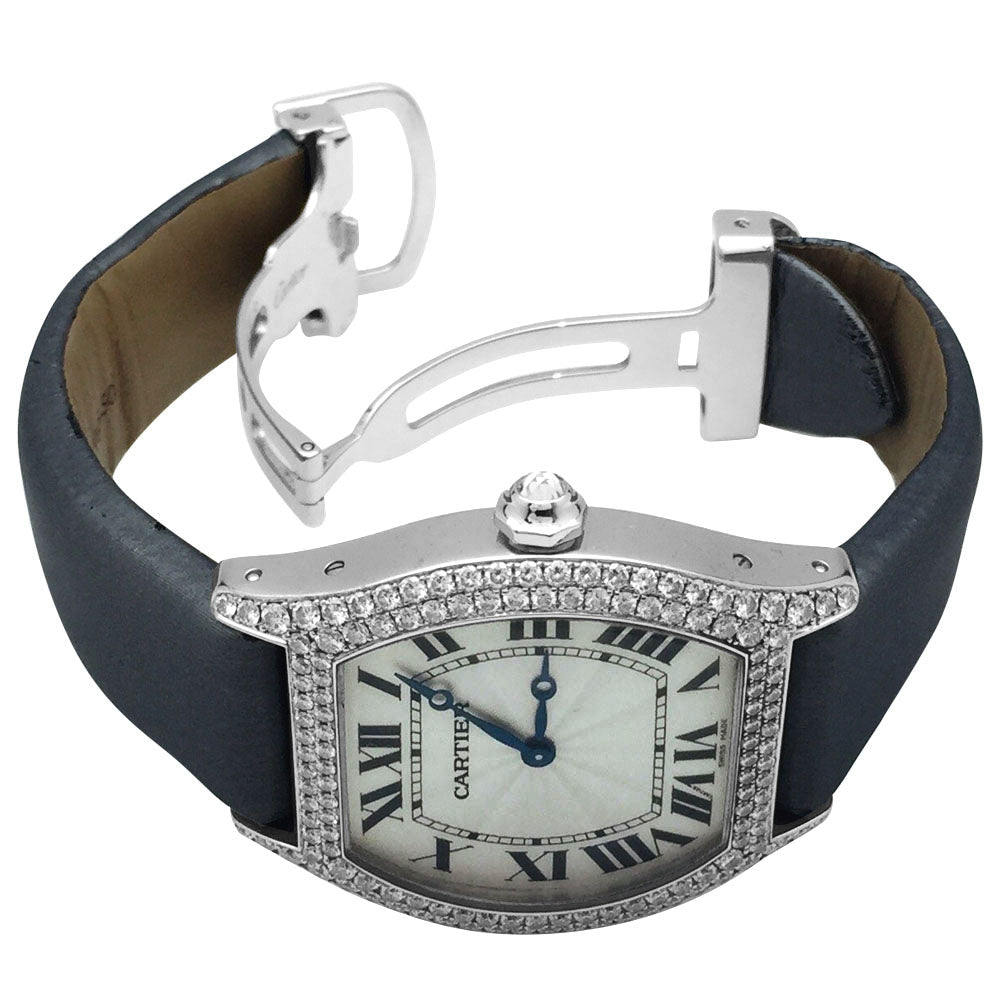 Montre Cartier modèle Tortue en or blanc et diamants sur satin 2