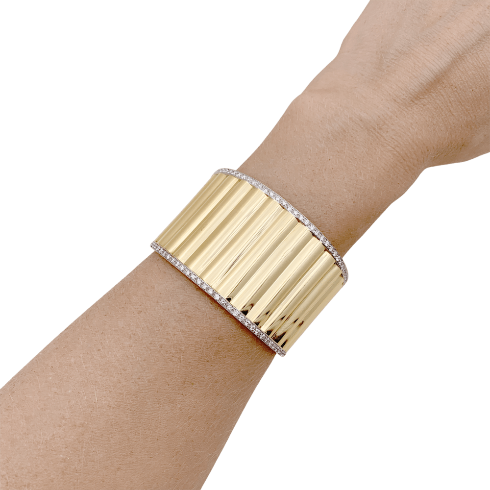 Bracelet manchette deux ors et diamants. 6