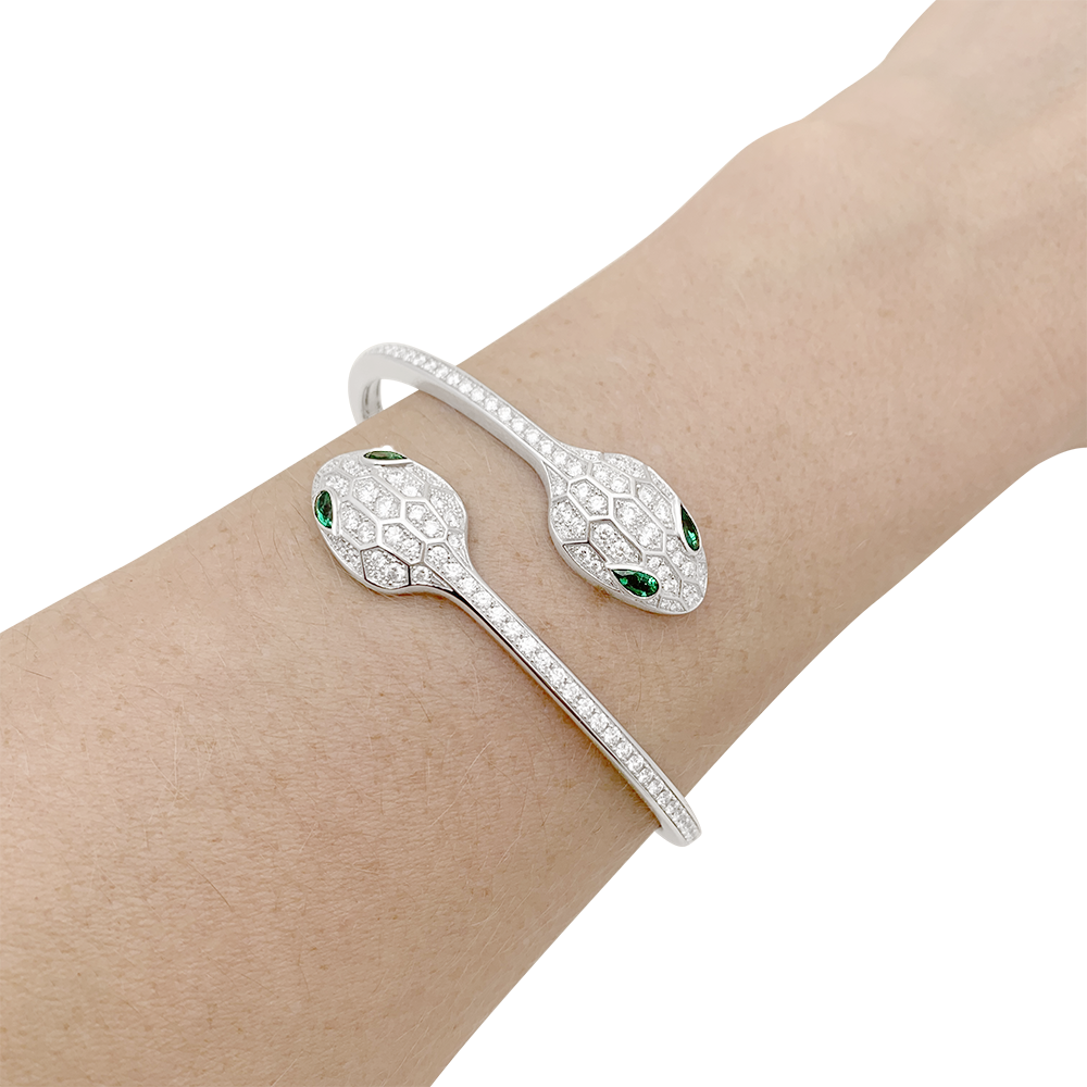 Bracelet Bulgari "Serpenti Seduttori" or blanc, diamants, émeraudes. 3