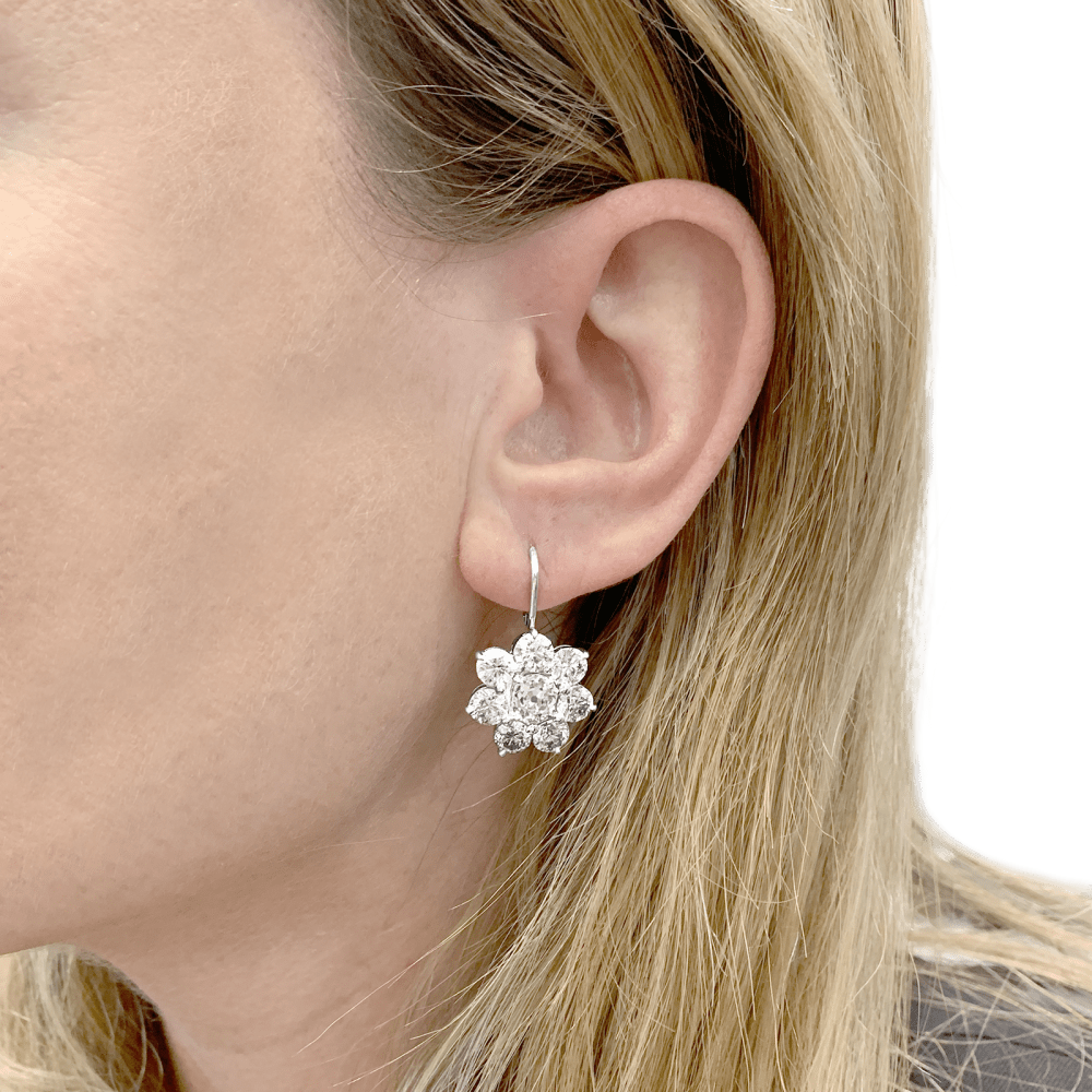 Boucles d'oreilles dormeuses, or blanc et diamants.  8