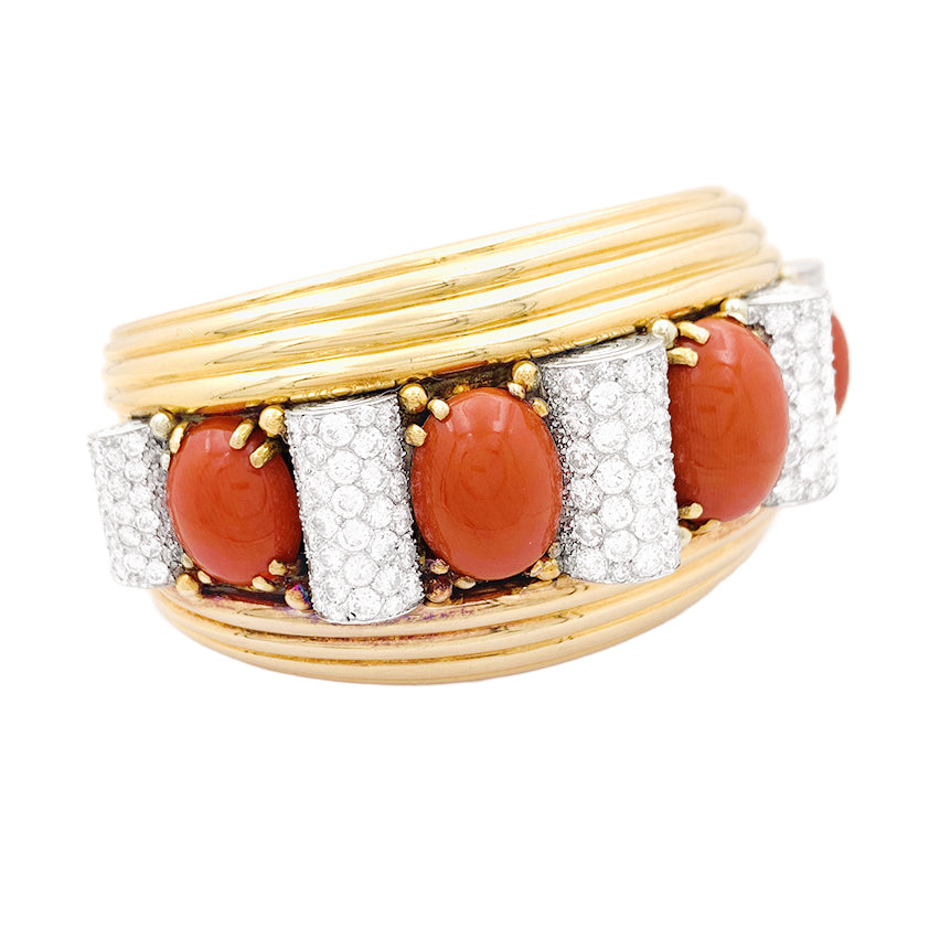 Important jonc attribué à René Boivin, platine, or jaune, corail et diamants. 3
