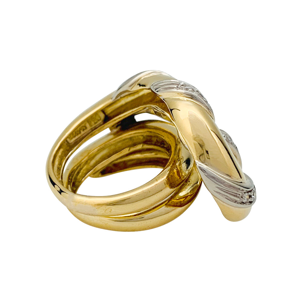 Une bague “Noeud de 8” en or jaune et blanc, rehaussée de diamants taille 8/8.  Poids brut: 18,1 grammes. 5