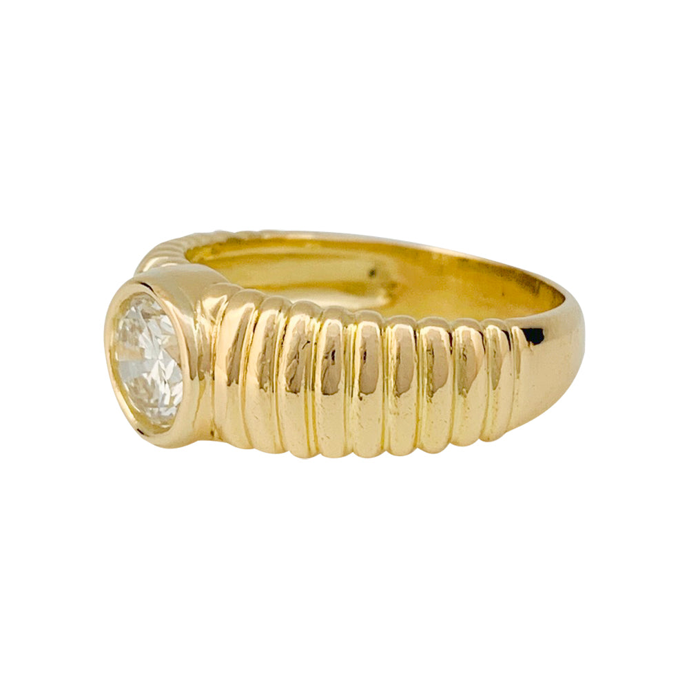 Une bague en or jaune godronnée 750/000 sertie d’un diamant taille brillant de 1,01 carat, couleur D, pureté IF.  LFG 389865 de 2022. Poids brut:5,8 grammes 2