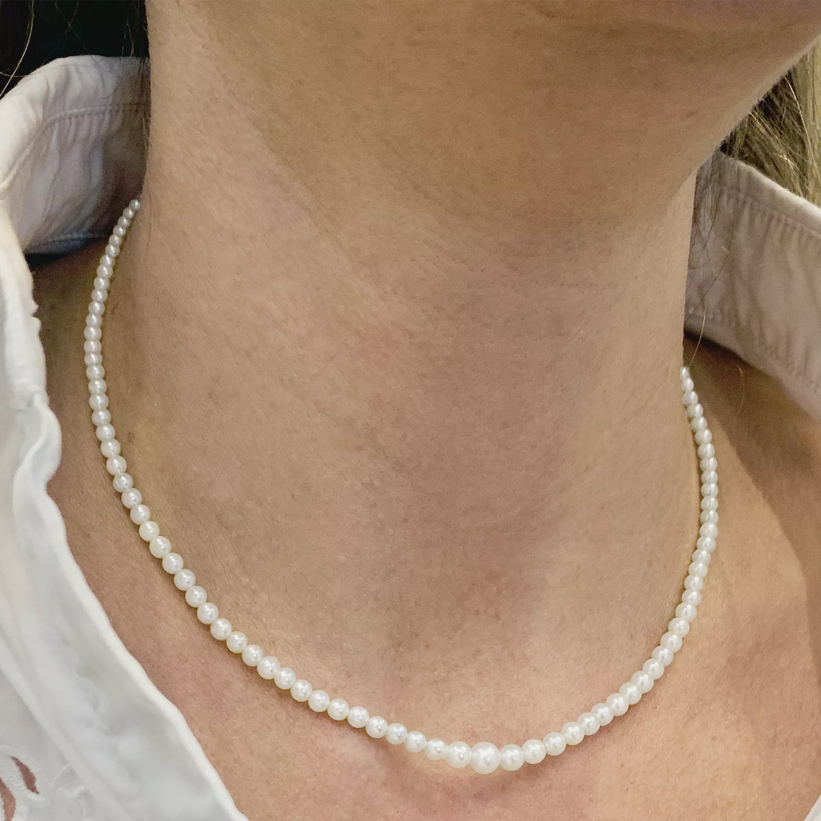 Collier perles de culture en chute et or blanc. 4