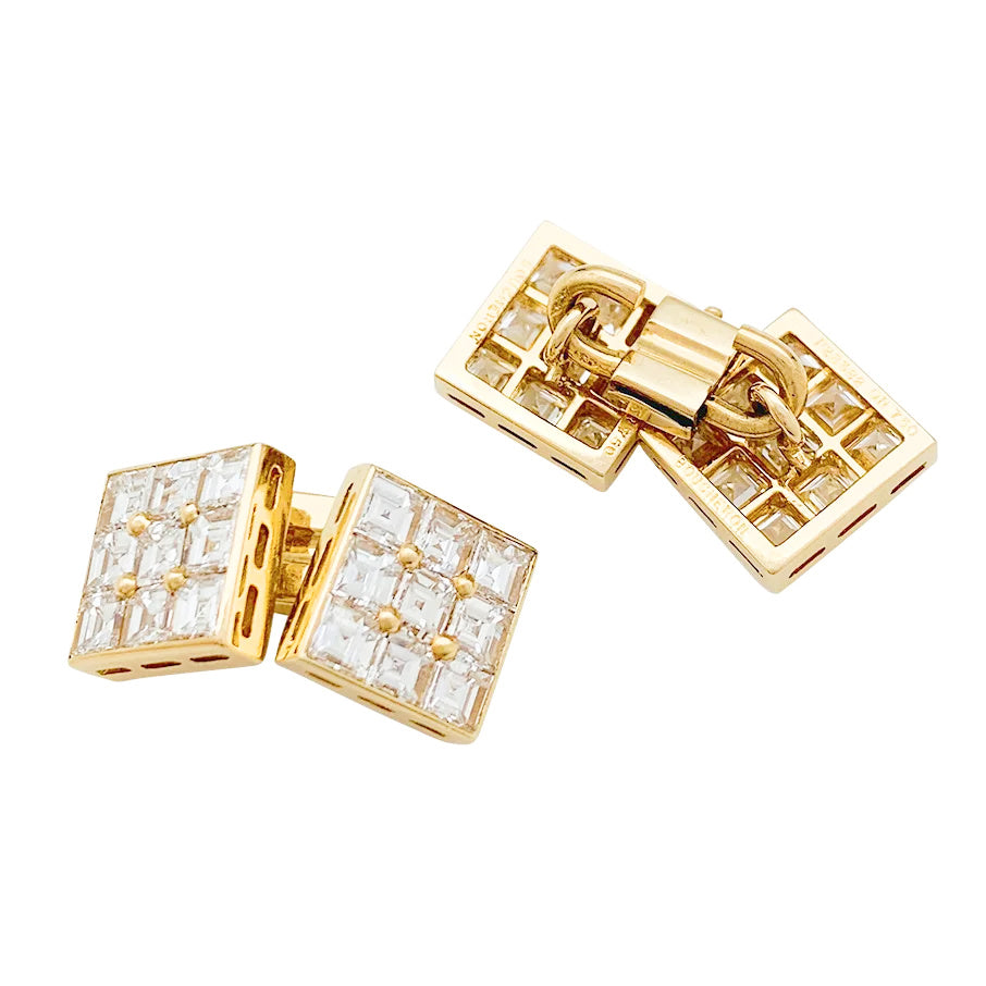 Une paire de boutons de manchette signée de la Maison Boucheron, en or jaune 750/000, formée de 4 carrés, chacun sertis de 9 diamants taille carrée. Poids total des diamants: environ 7 carats.  Poids brut: 11,2 grammes. 4