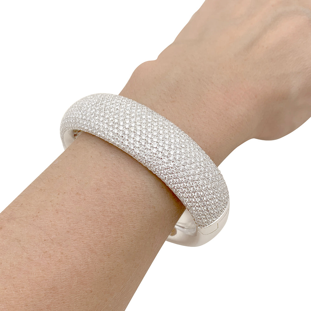 Bracelet jonc en or blanc, pavage diamants. 5