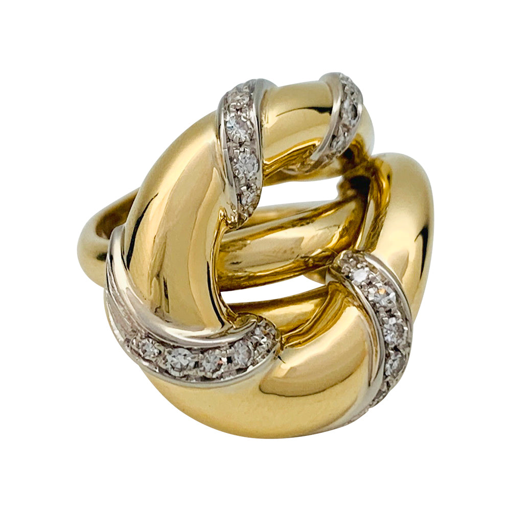 Une bague “Noeud de 8” en or jaune et blanc, rehaussée de diamants taille 8/8.  Poids brut: 18,1 grammes. 8