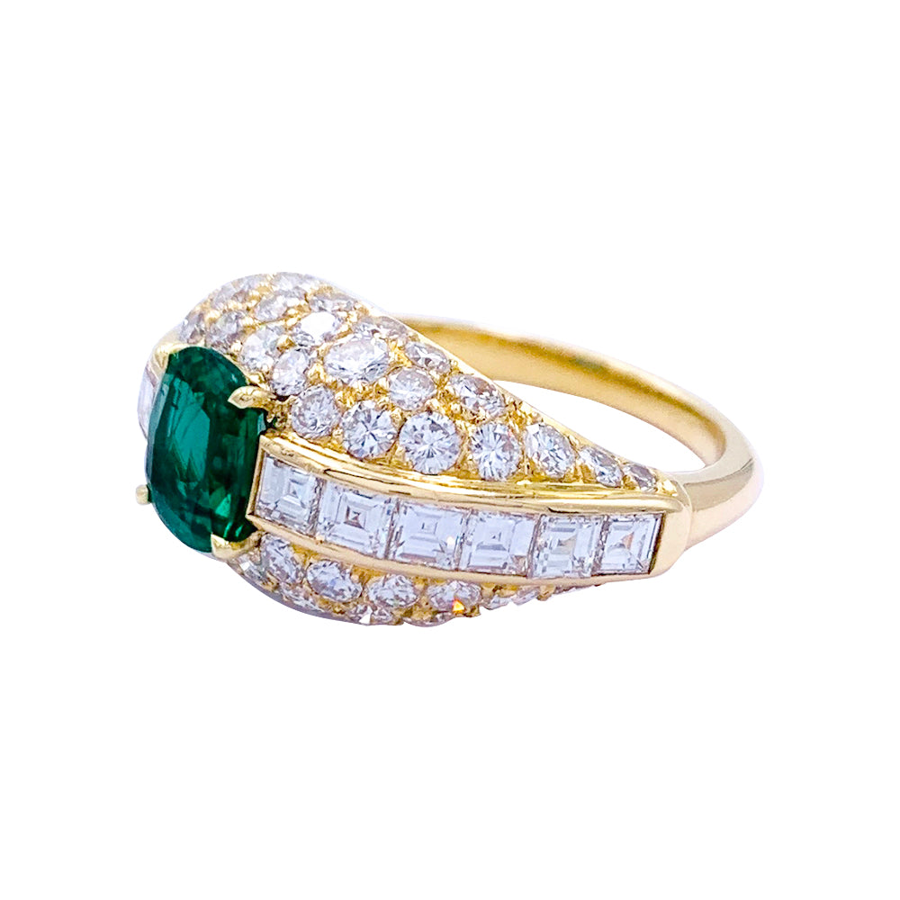 Bague or jaune, émeraude coussin et pavage diamants. 7