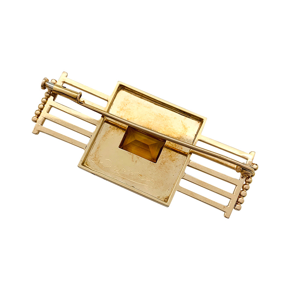 Une broche géométrique signée Jean Desprès en or jaune 750/000 martelé et lisse, centrée d’une citrine rectangulaire.  Poids brut: 17,2 grammes. 3
