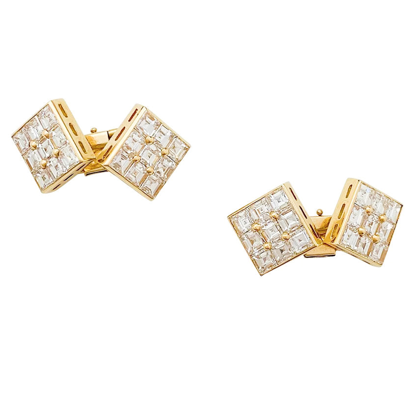 Une paire de boutons de manchette signée de la Maison Boucheron, en or jaune 750/000, formée de 4 carrés, chacun sertis de 9 diamants taille carrée. Poids total des diamants: environ 7 carats.  Poids brut: 11,2 grammes. 6