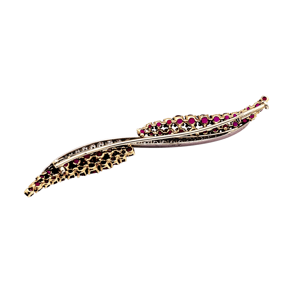 Broche barrette or jaune, platine, rubis et diamants.  3