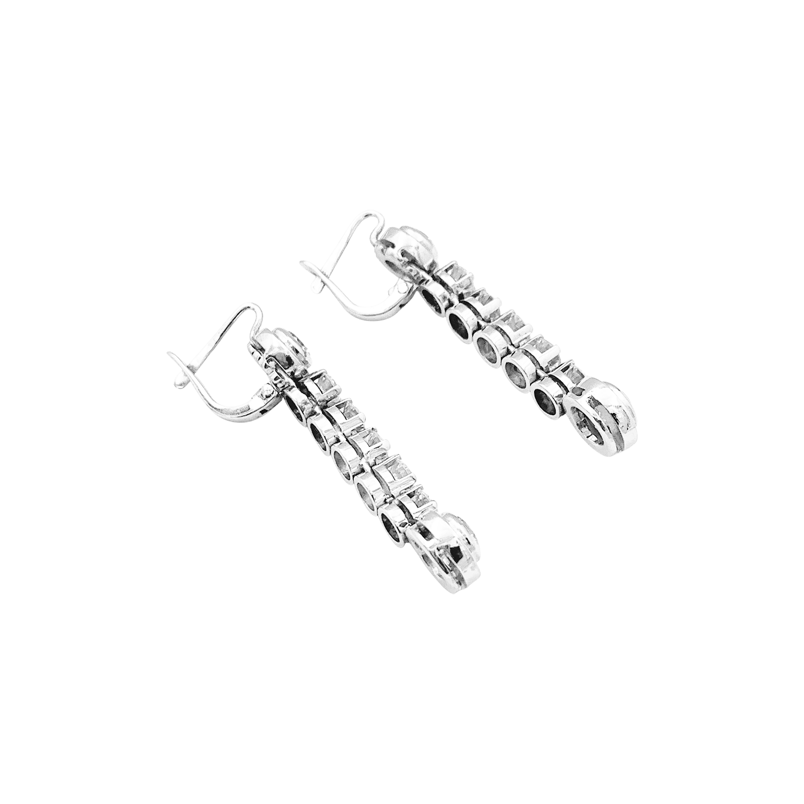 Paire de boucles d'oreilles pendantes, or blanc et diamants.  2
