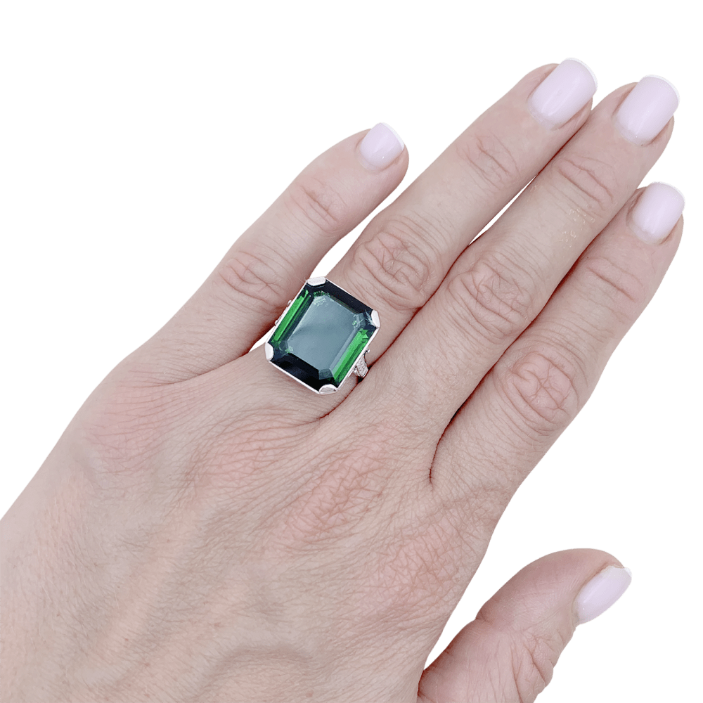 Bague or blanc et platine sertie d'une tourmaline et de diamants. 6