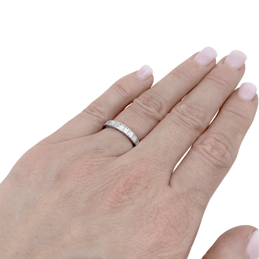 Alliance en platine et diamants. 6