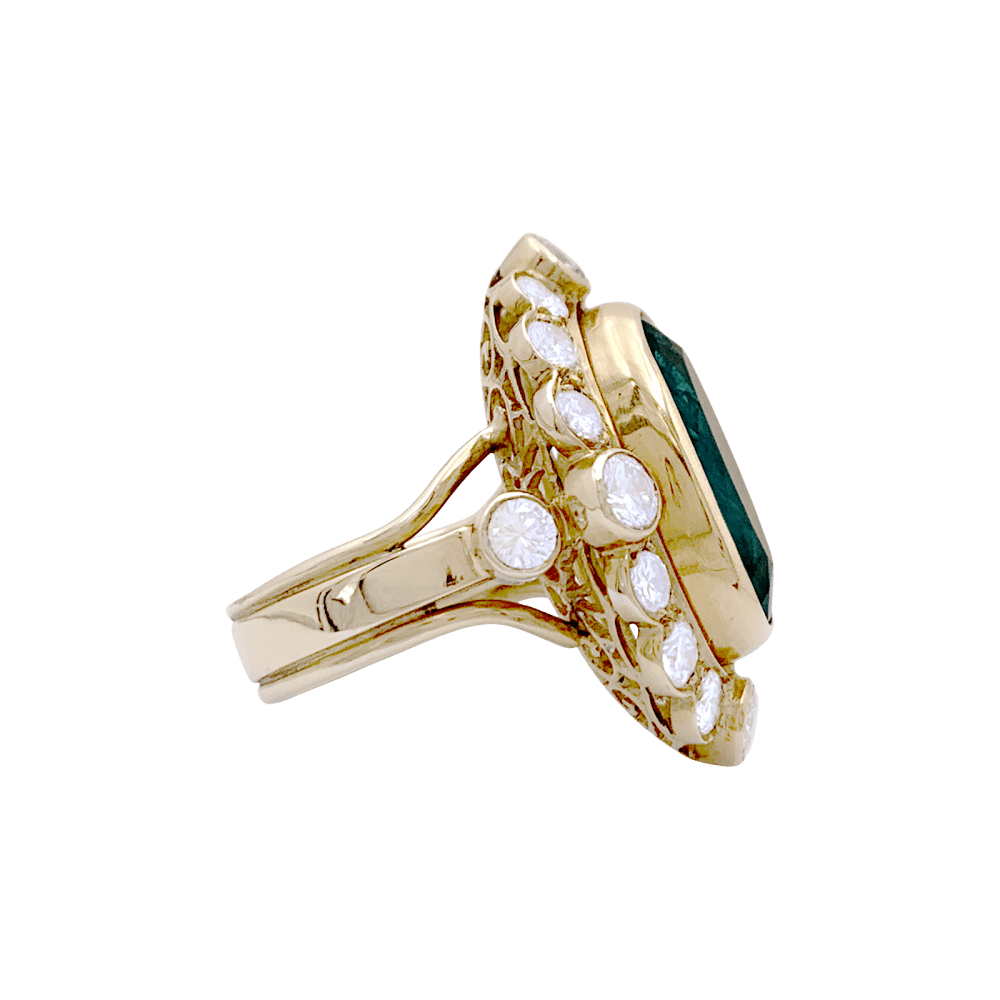 Bague or jaune, émeraude et diamants.  2