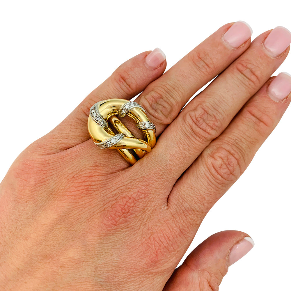 Une bague “Noeud de 8” en or jaune et blanc, rehaussée de diamants taille 8/8.  Poids brut: 18,1 grammes. 2