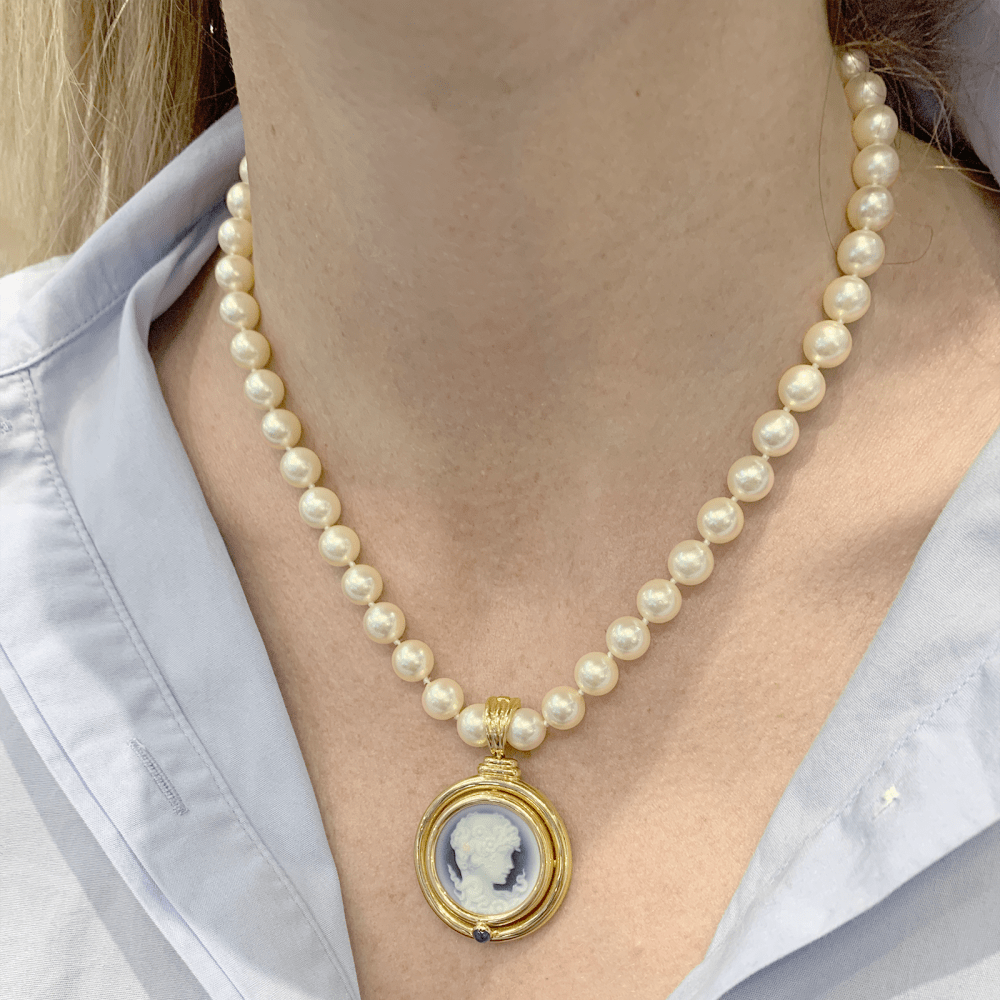 Collier or jaune, perles de culture, camée onyx. 7