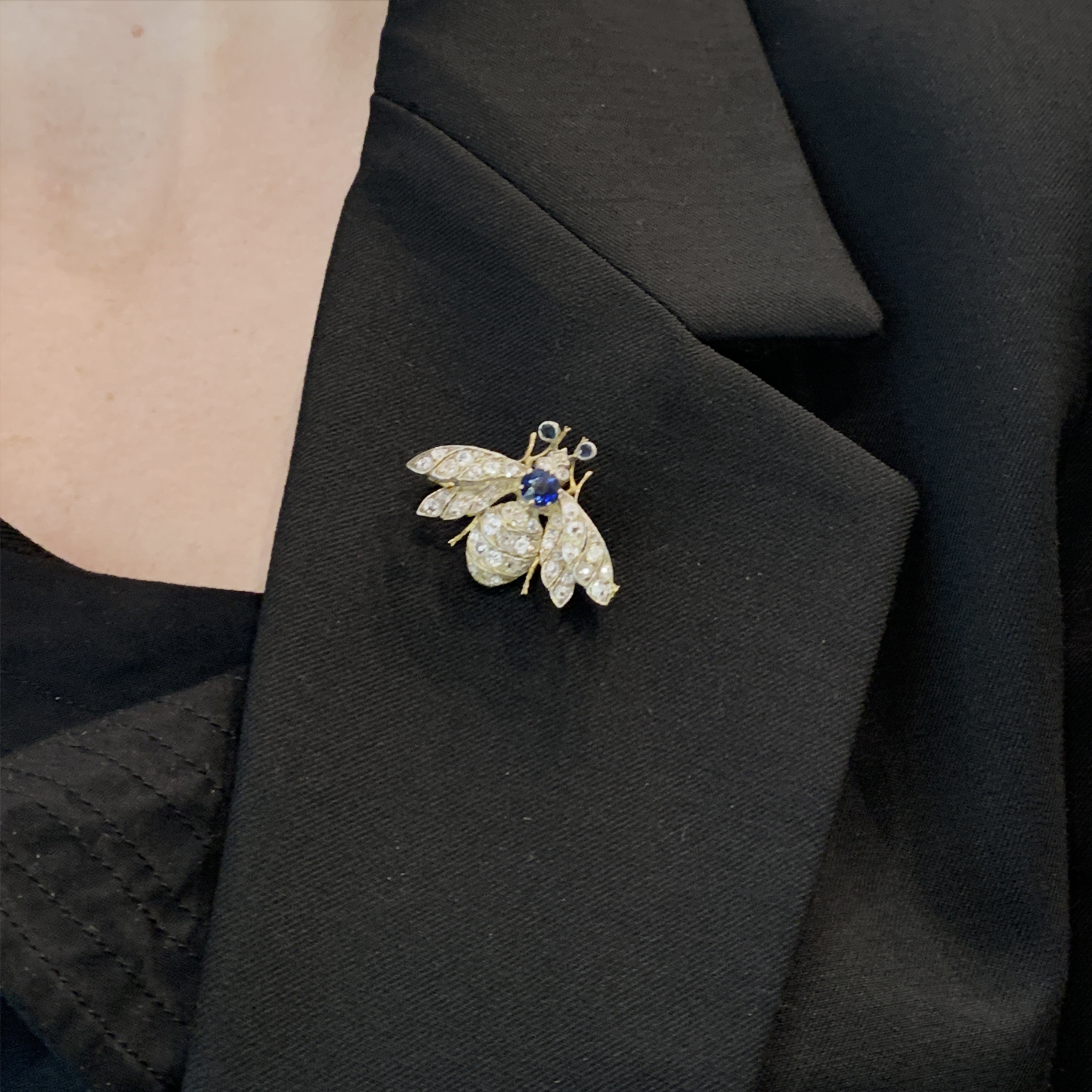 Broche ancienne "Abeille", or jaune, argent, saphir et diamants.   5