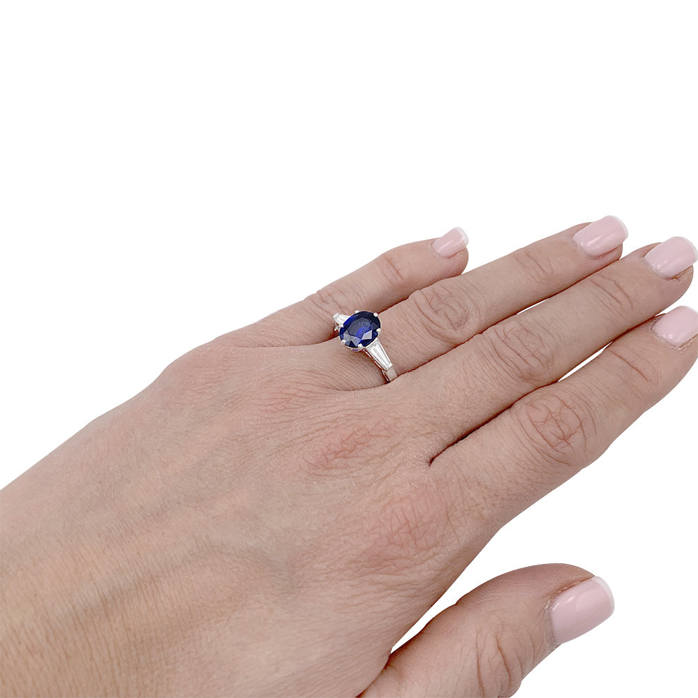 Bague saphir, platine et diamants. 6