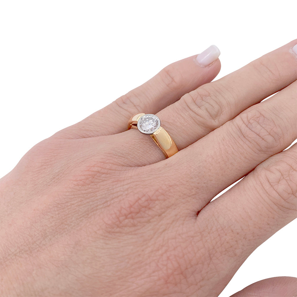 Bague solitaire or jaune, platine. 8