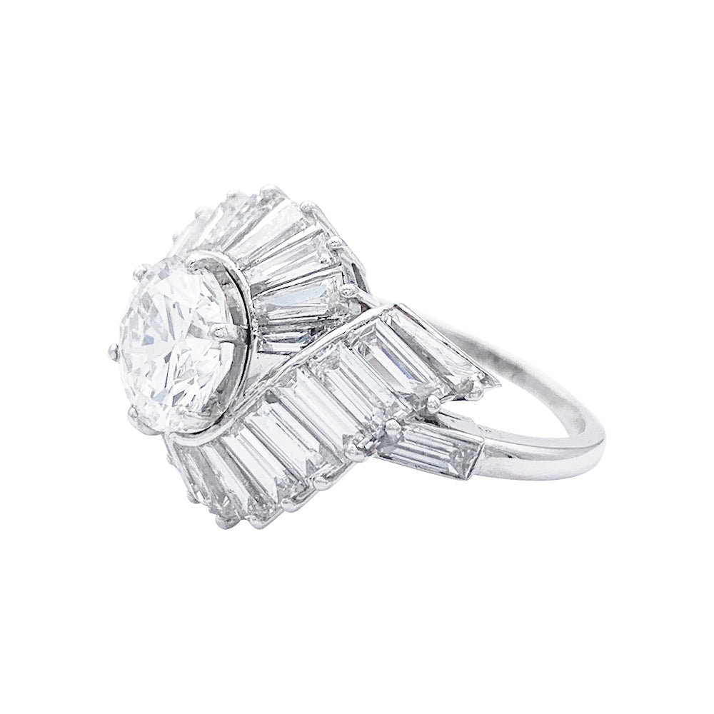Bague platine diamant 2,51 ct entourage baguette. 2