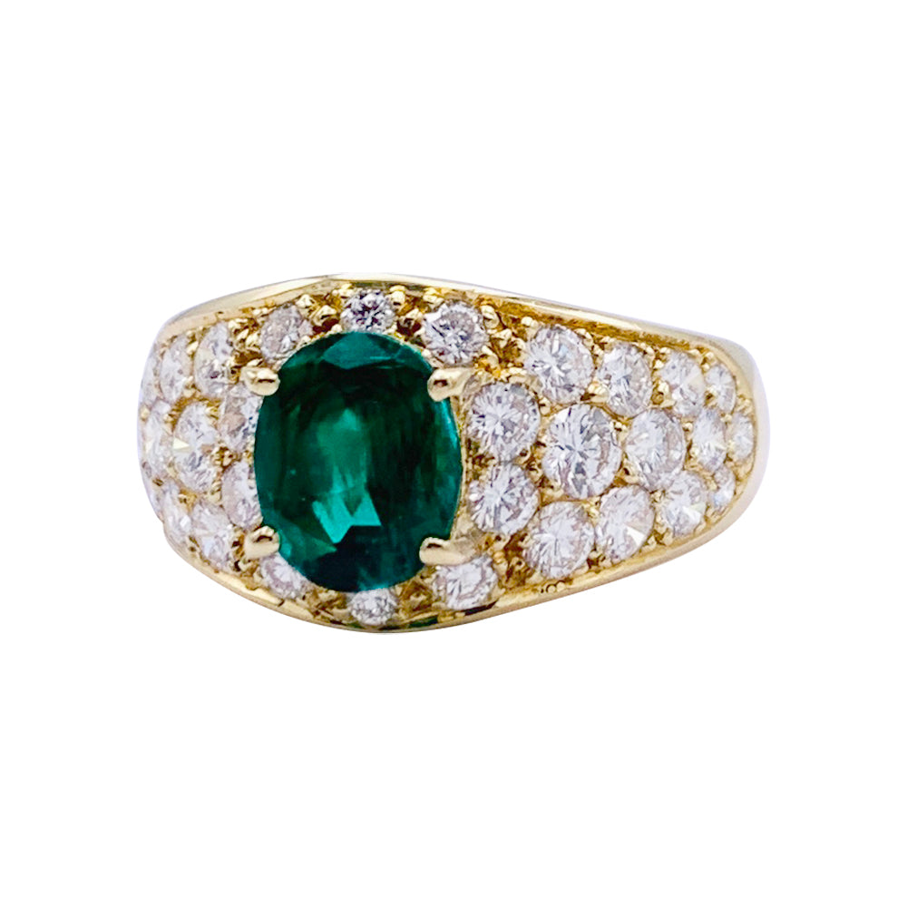 Bague or jaune, émeraude ovale et pavage diamants. 1