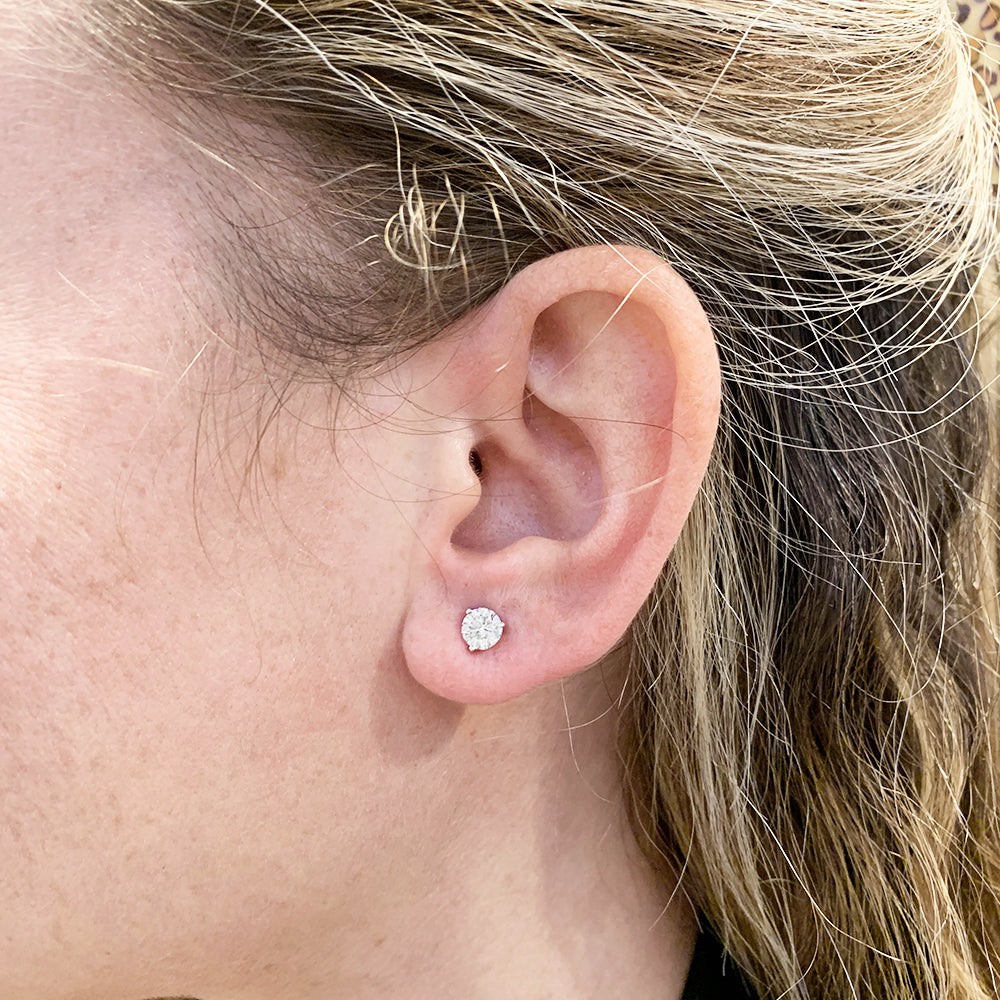 Puces d'oreilles en or blanc, diamants. 4