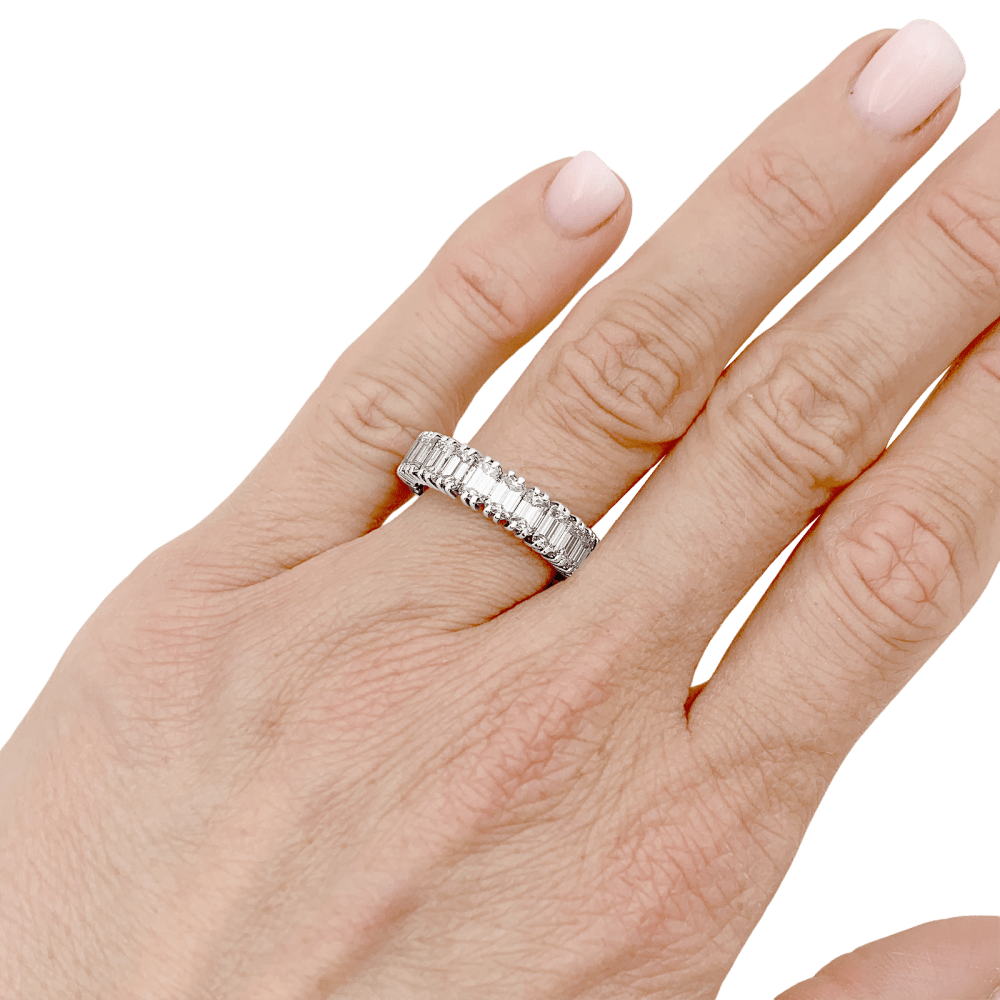 Bague alliance tour complet, platine et diamants taille émeraude. 6