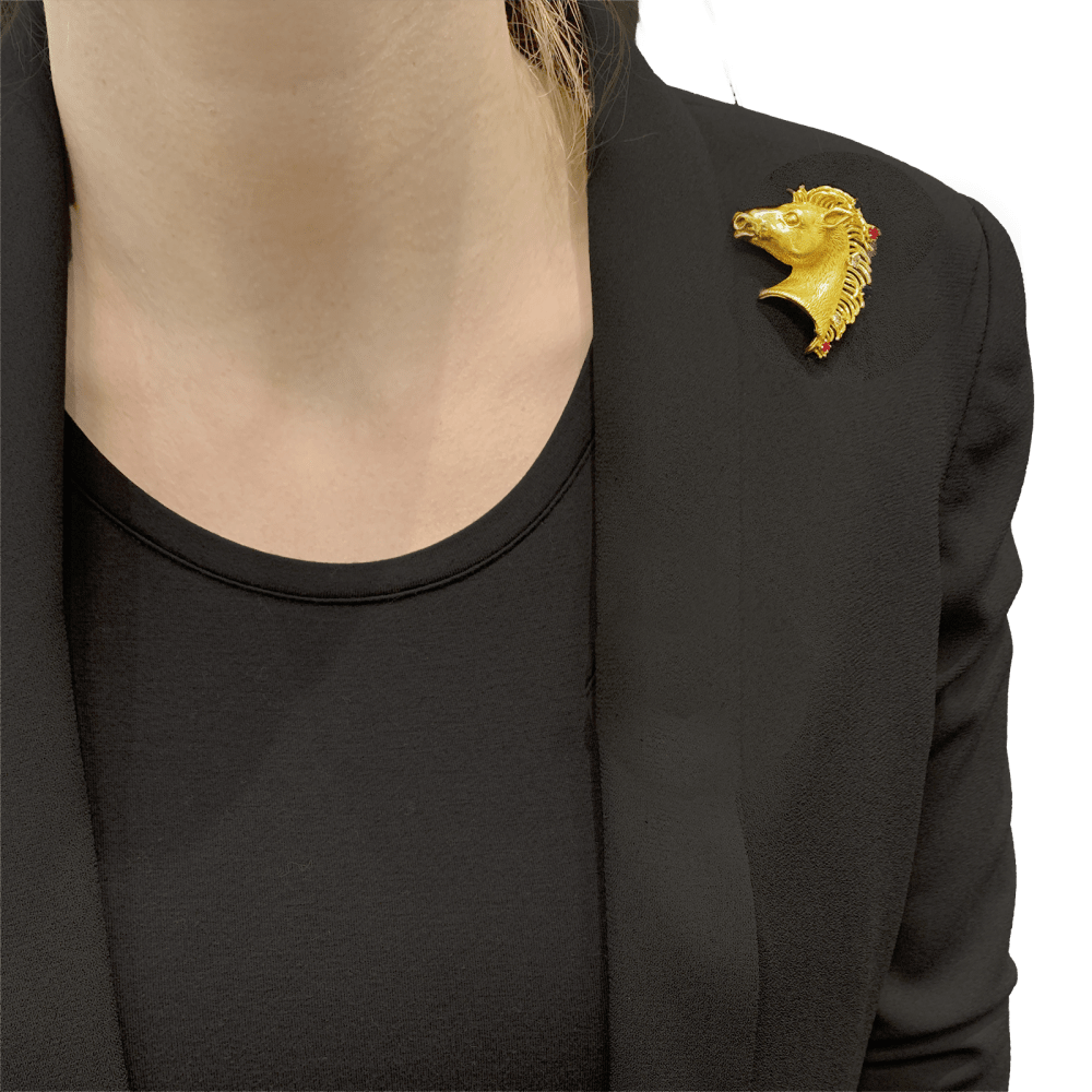 Broche "protomée de cheval", or jaune, diamants, rubis, saphir et émeraude.  5