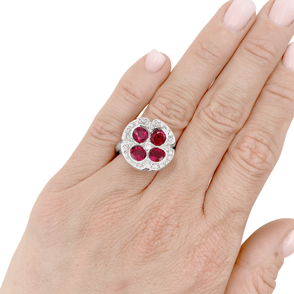 Bague "Fleur", or blanc, rubis synthétiques et diamants.  6