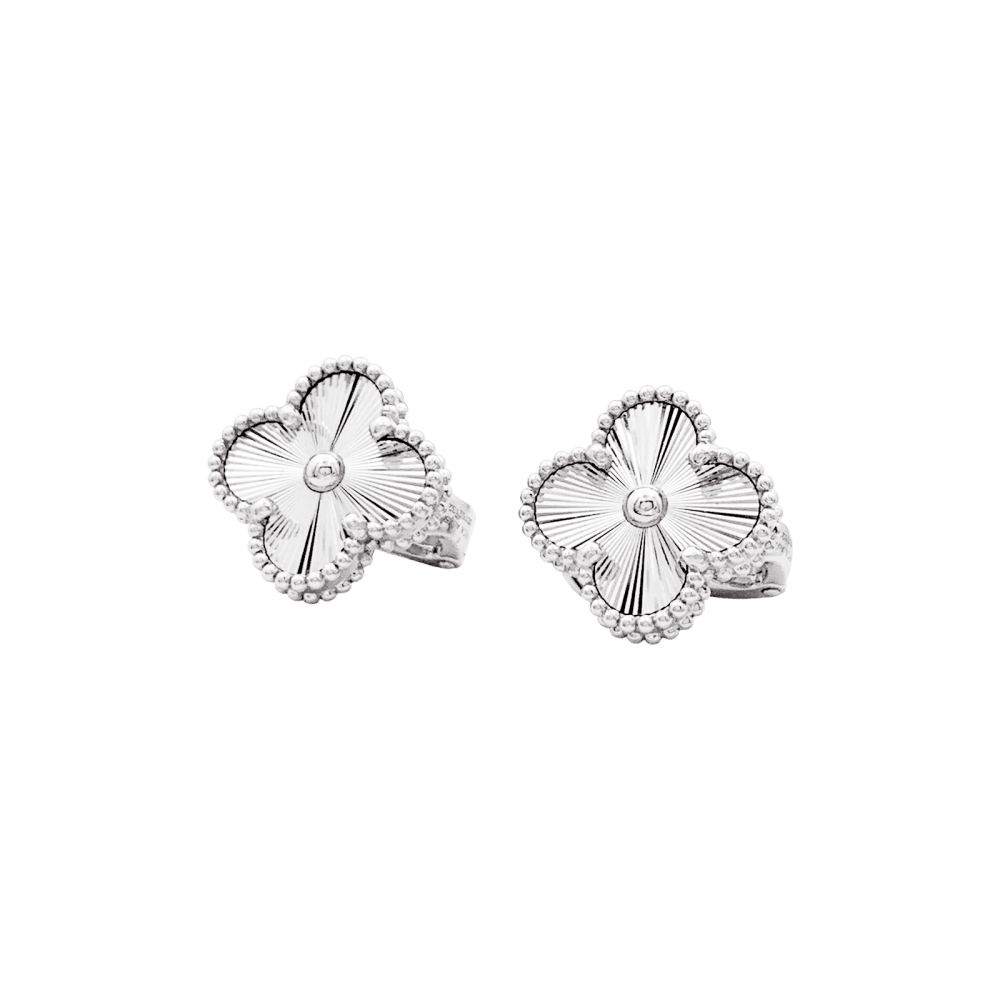 Boucles d'oreilles Van Cleef & Arpels, "Vintage Alhambra", or blanc. 2