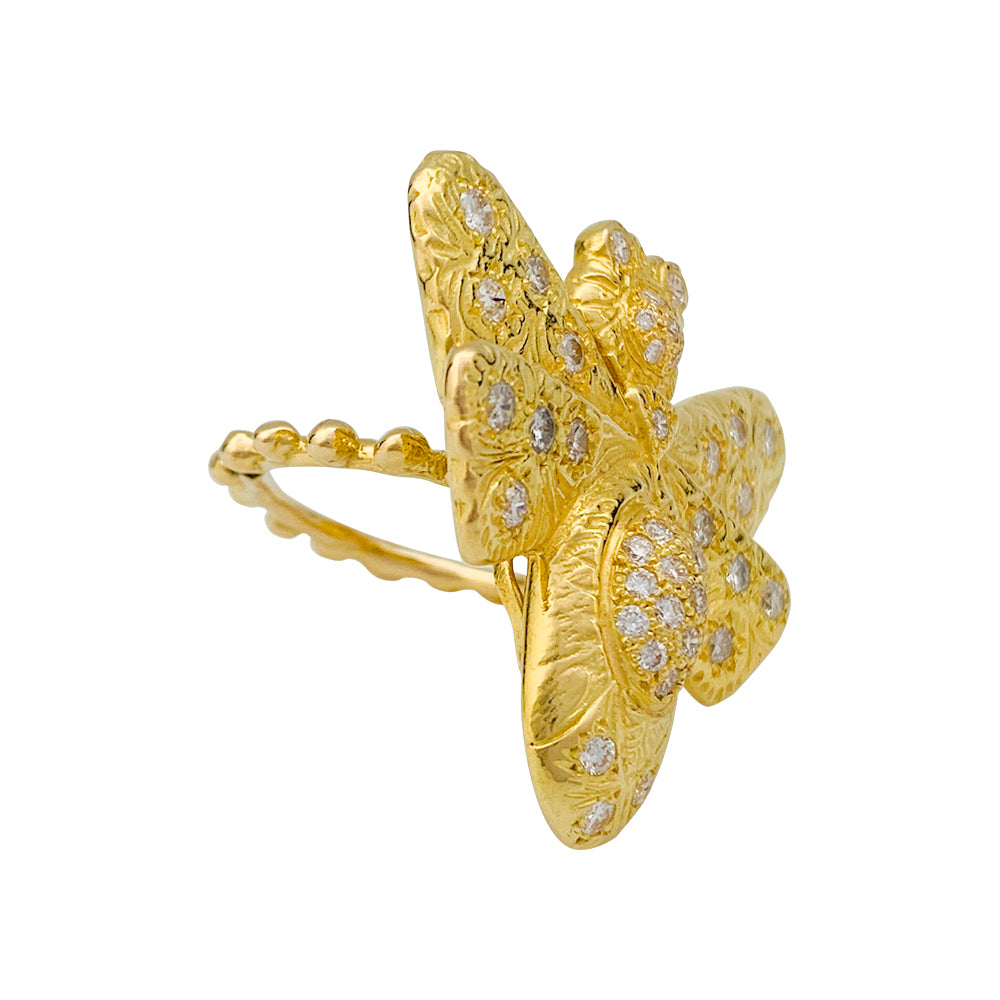 Une bague Garnazelle figurant un papillon en or jaune 750/000, rehaussé de diamants taille brillant. Poids brut: 20 grammes 1