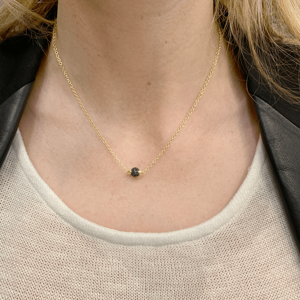 Collier Pomellato, "M'ama non M'ama", or rose, pierre de lune, argent et saphirs.  6