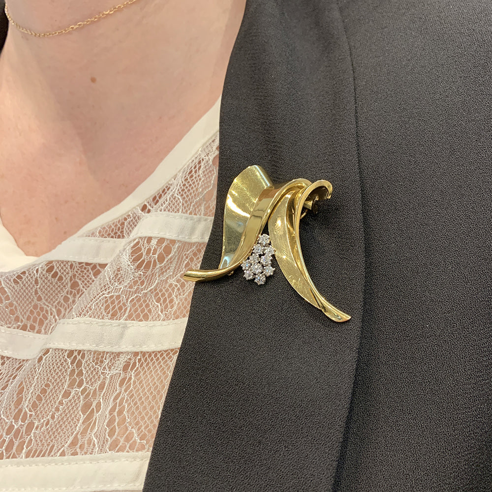 Broche Fontana en or jaune 750/000 et platine 950/000 sertie de 10 diamants taille ancienne. Poids brut : 11,4 grammes. 13