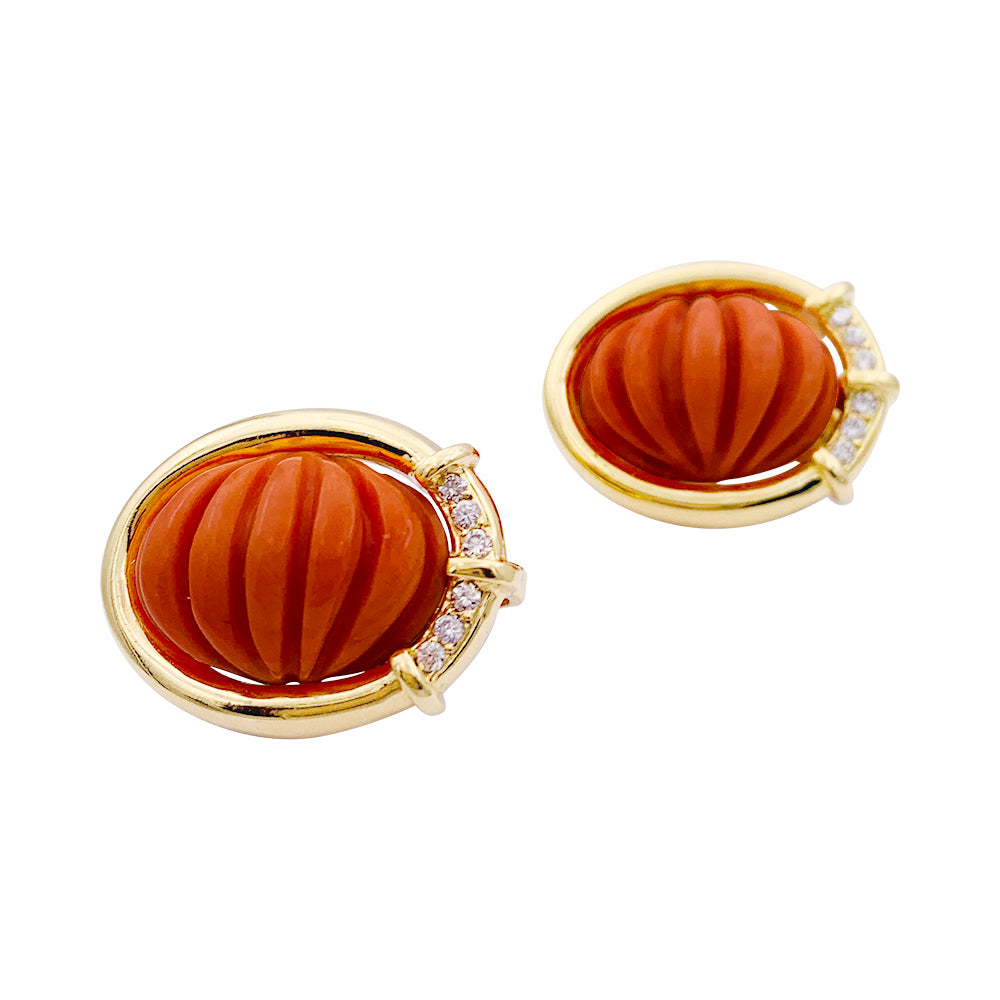 Boucles d'oreilles clips or jaune, corail et diamants. 2