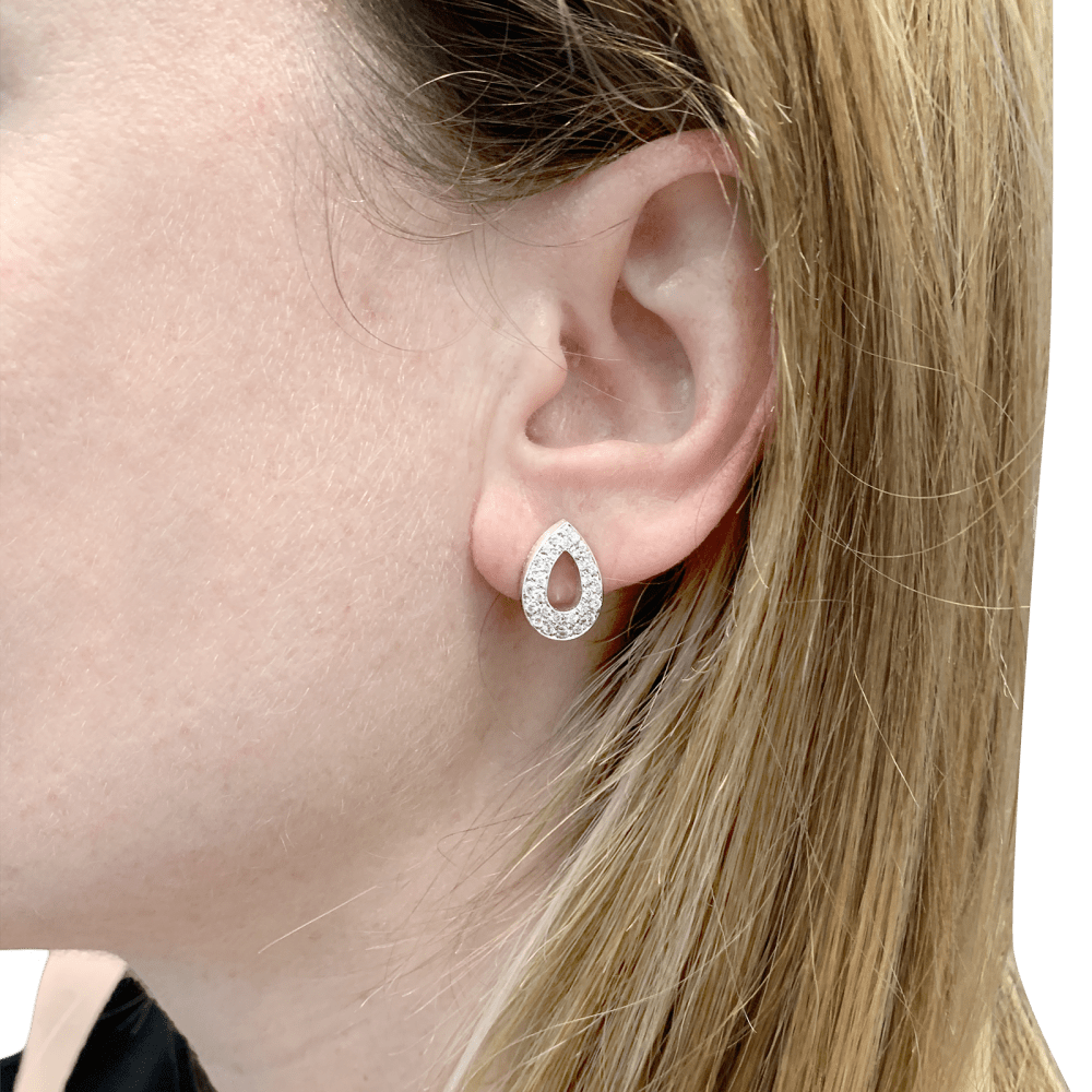 Boucles d'oreilles Piaget, or blanc et diamants.  7