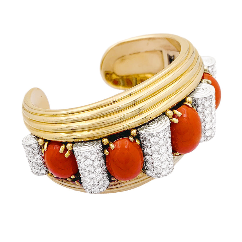 Important jonc attribué à René Boivin, platine, or jaune, corail et diamants. 5