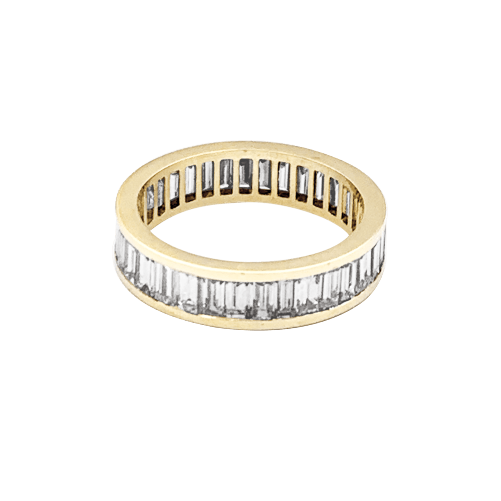 Alliance or jaune et diamants baguettes.  3