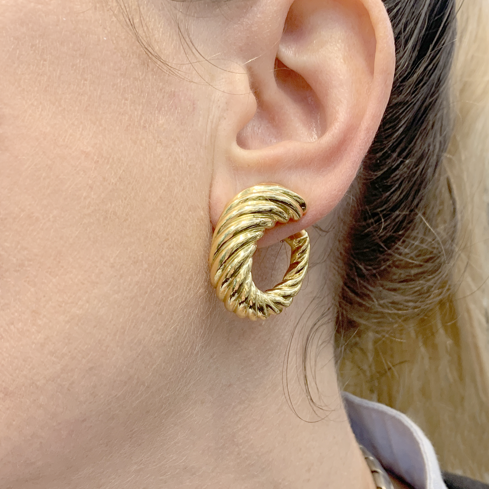 Boucles d'oreilles vintage, or jaune. 4