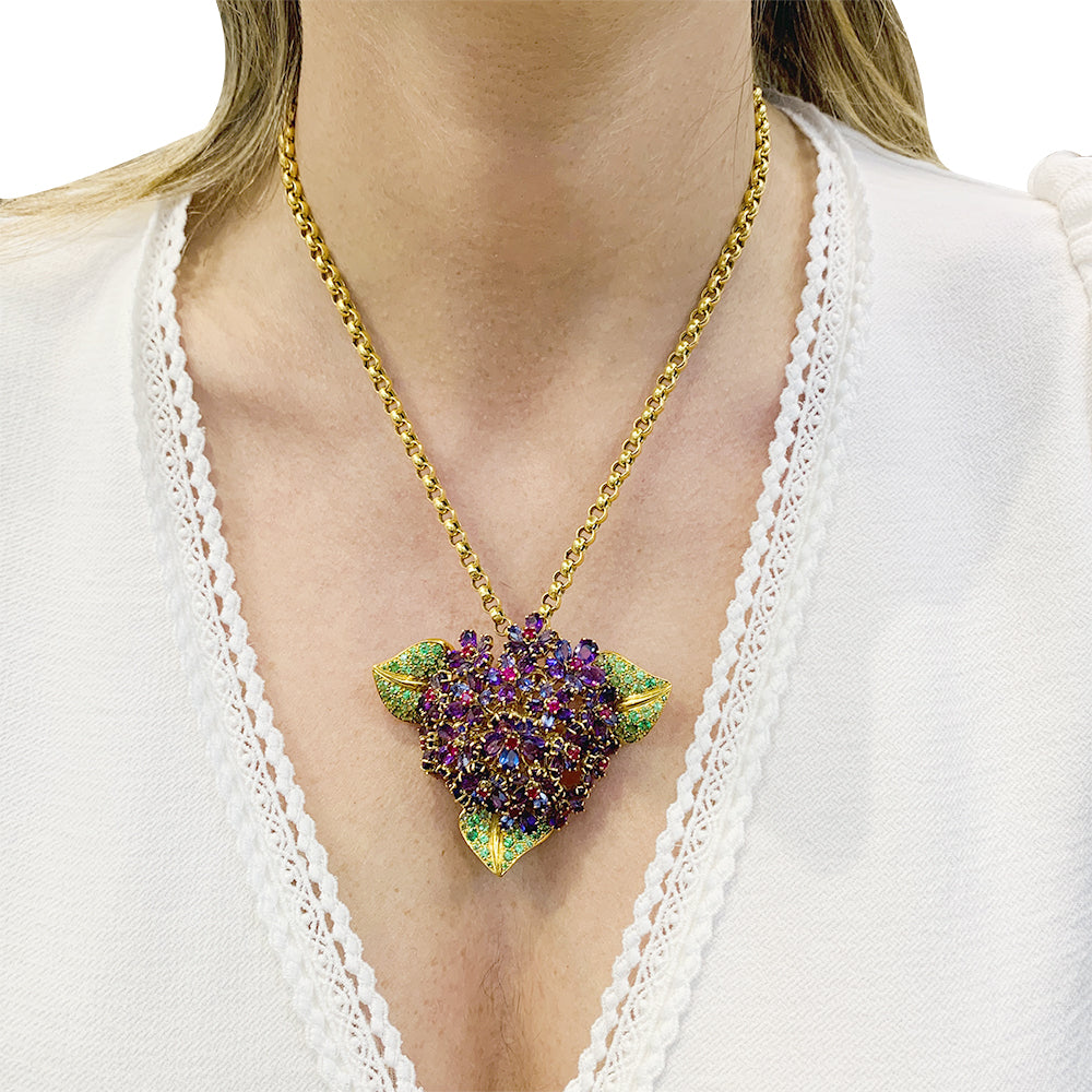 Clip René Boivin,"Bouquet de Violettes", or jaune, gemmes de couleur. 9