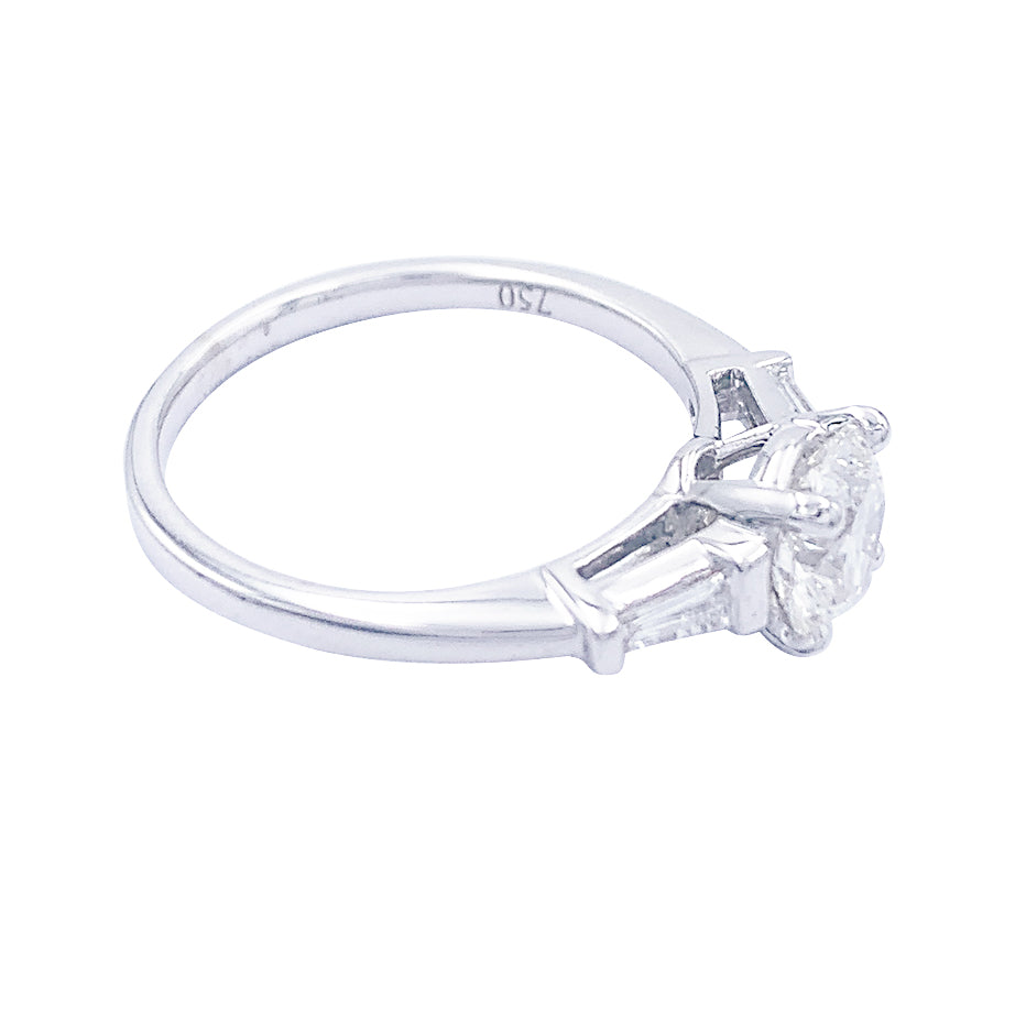 Bague solitaire accompagné de diamants baguette. 5