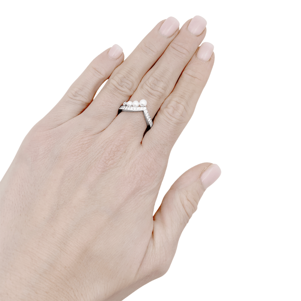 Bague Chaumet, "Joséphine", or blanc, diamants et perles.  6