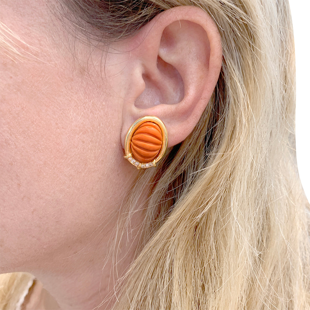 Boucles d'oreilles clips or jaune, corail et diamants. 5