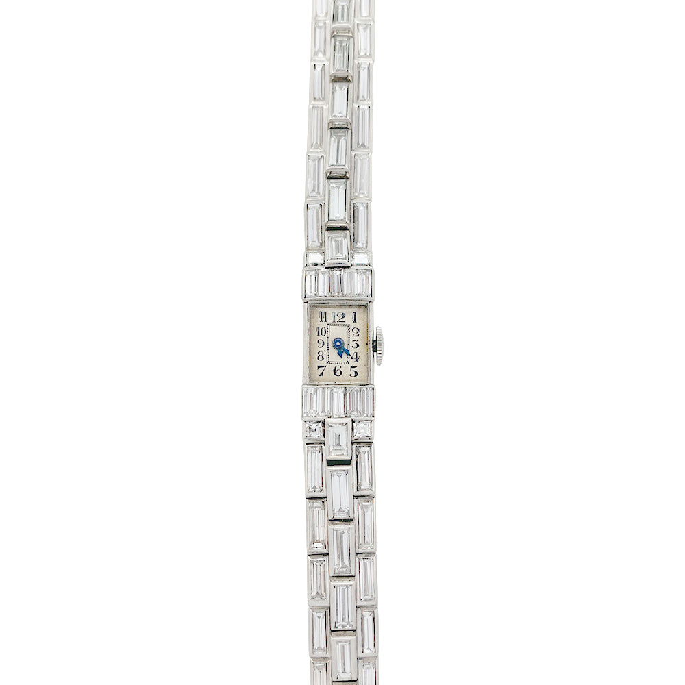 Une montre Art Déco en platine 950/000 entièrement sertie de diamants taille baguette (environ 6,6 carats), 3 lignes.  N° 16007. Mécanique.  Poids brut: 37,4 grammes 4
