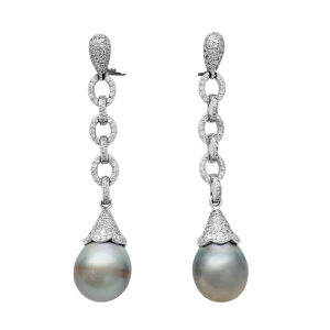 Boucles d'oreilles pendantes en or blanc, diamants et perles.