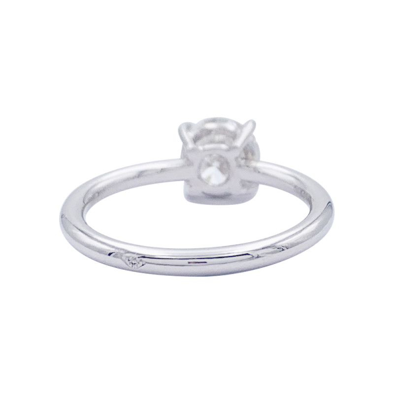 White gold and 1,11 ct diamond engagement ring.
